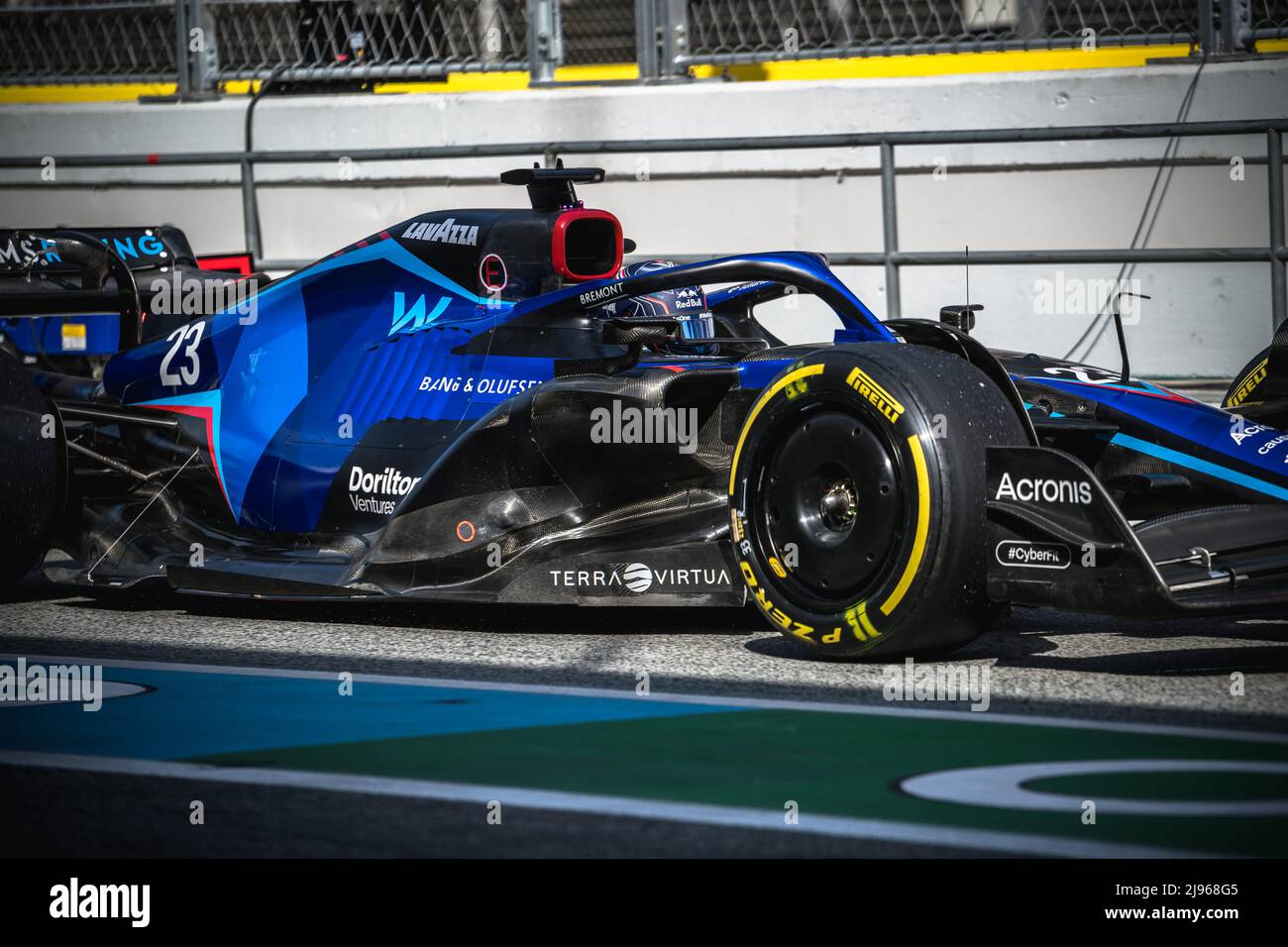 Barcellona, Spagna. 20th maggio 2022. ALEXANDER ALBON (THA) del team Wiliams nel suo FW44 guida attraverso la pit lane durante la seconda sessione di prove del GP di Spagna al Circuit de Catalunya Credit: Matthias Oesterle/Alamy Live News Foto Stock