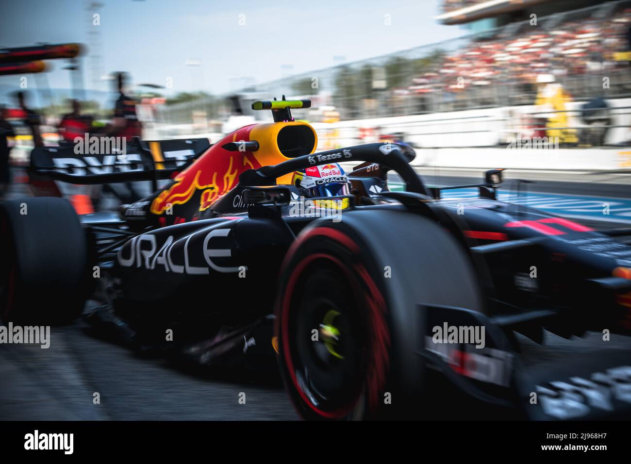 Barcellona, Spagna. 20th maggio 2022. SERGIO PEREZ (MEX) del team Red Bull Racing nei suoi RB18 piloti attraverso la pit lane durante la seconda sessione di prove del GP di Spagna al Circuit de Catalunya Credit: Matthias Oesterle/Alamy Live News Foto Stock
