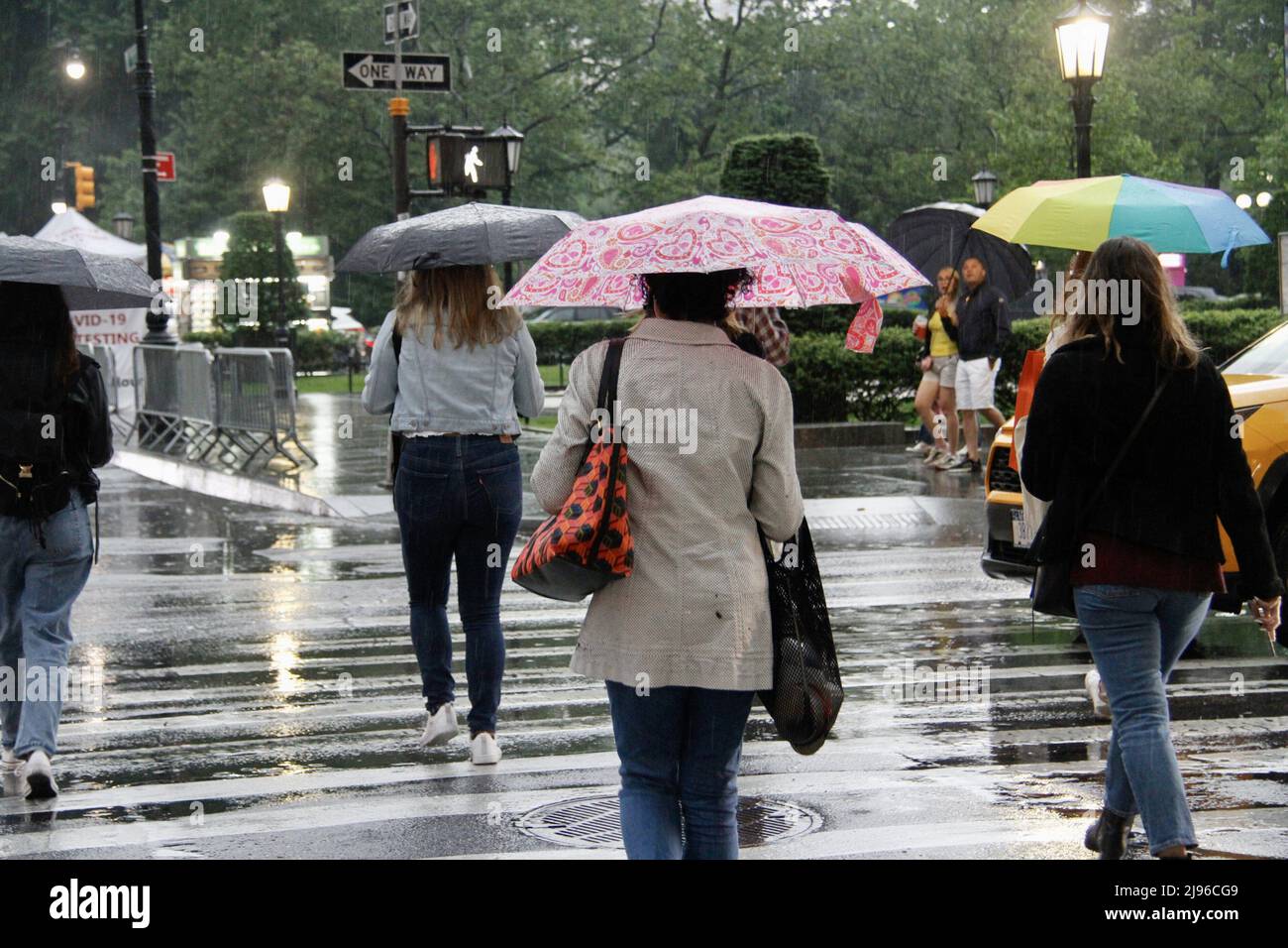 New York, Stati Uniti. 20th maggio 2022. (NUOVO) Una sorpresa Heavy  Rainfall ha catturato New Yorkesi ignari. 20 maggio 2022, New York, USA: Un  improvviso cambiamento di tempo che porta una pioggia