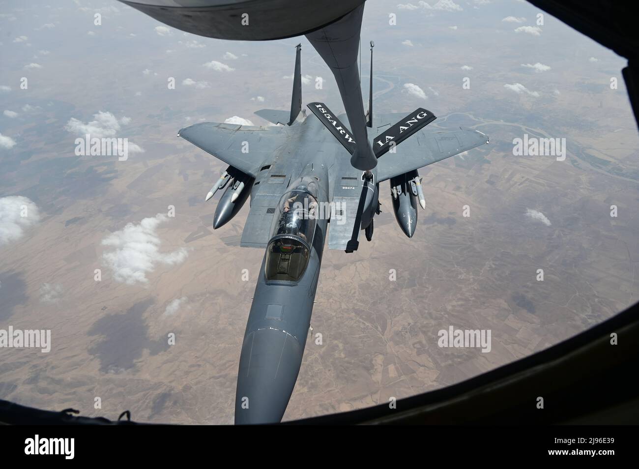 US Air Force F-15E Strike Eagle assegnato al 355th Expeditionary Fighter Squadron conduce le operazioni di rifornimento di aria con un US Air Force KC-135 Stratotanker assegnato al 50th Expeditionary Air Refeling Squadron all'interno della US Central Command Area of Responsibility, 2 maggio 2022. Il 50th EARS è responsabile della fornitura di carburante alle forze degli Stati Uniti e delle nazioni partner, consentendo airpower, deterrenza e stabilità. (STATI UNITI Air Force foto di staff Sgt. Ashley Sokolov) Foto Stock