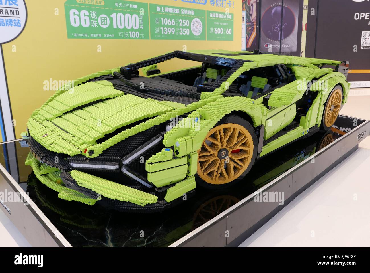 XI'AN, CINA - 20 MAGGIO 2022 - un Lamborghini fatto di mattoni Lego è visto  a Xi'an, provincia di Shaanxi, Cina, 20 maggio 2022. Si comprende che  questo 3 Foto stock - Alamy