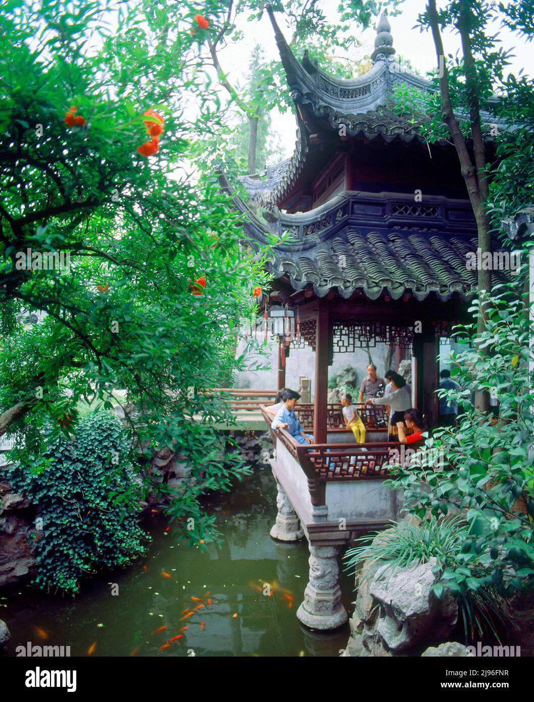 PABELLON CHINO EN EL JARDIN CONSTRUIDO EN EL S XVI POR LA FAMILIA PAN-DINASTIA MING. Autore: NANYANG ZHANG. UBICAZIONE: JARDINES DE YUYUAN. SHANGHAI. Cina. Foto Stock