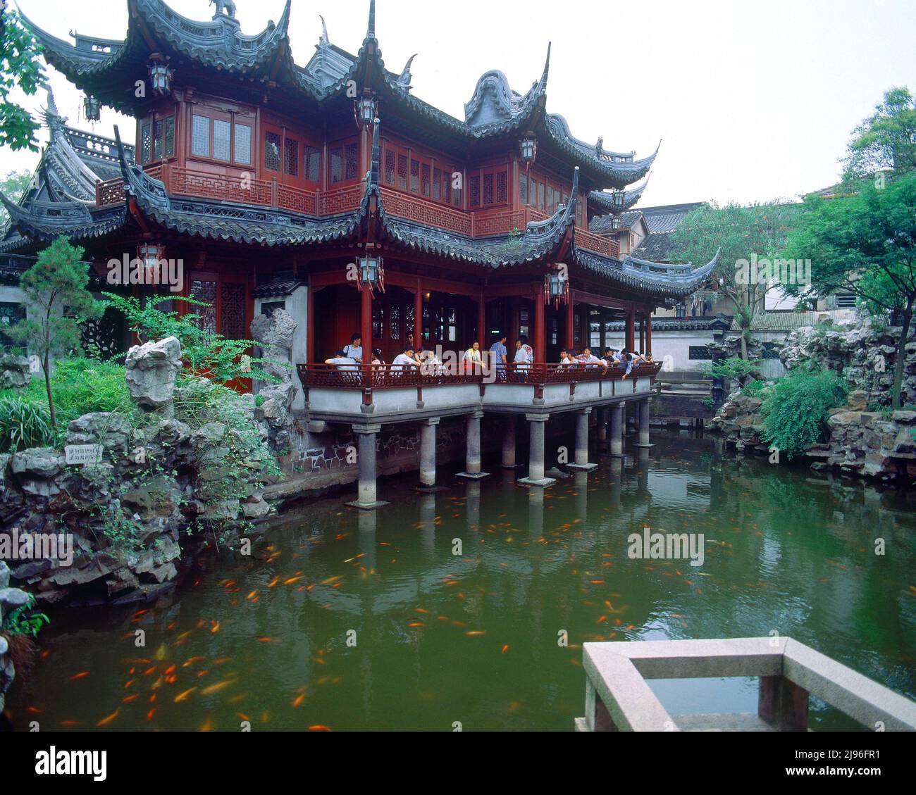PABELLON CHINO EN EL JARDIN CONSTRUIDO EN EL S XVI POR LA FAMILIA PAN-DINASTIA MING. Autore: NANYANG ZHANG. UBICAZIONE: JARDINES DE YUYUAN. SHANGHAI. Cina. Foto Stock