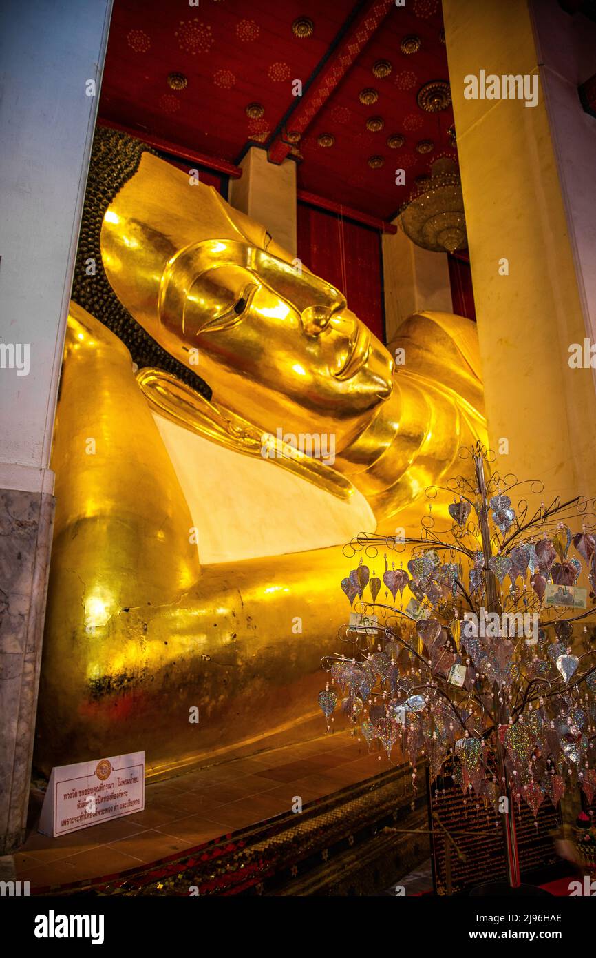Wat Phra non Chak si Worawihan o Wat Phra non Chakkrasi Worawihan, grande Buddha reclinato, a Sing buri, Thailandia Foto Stock