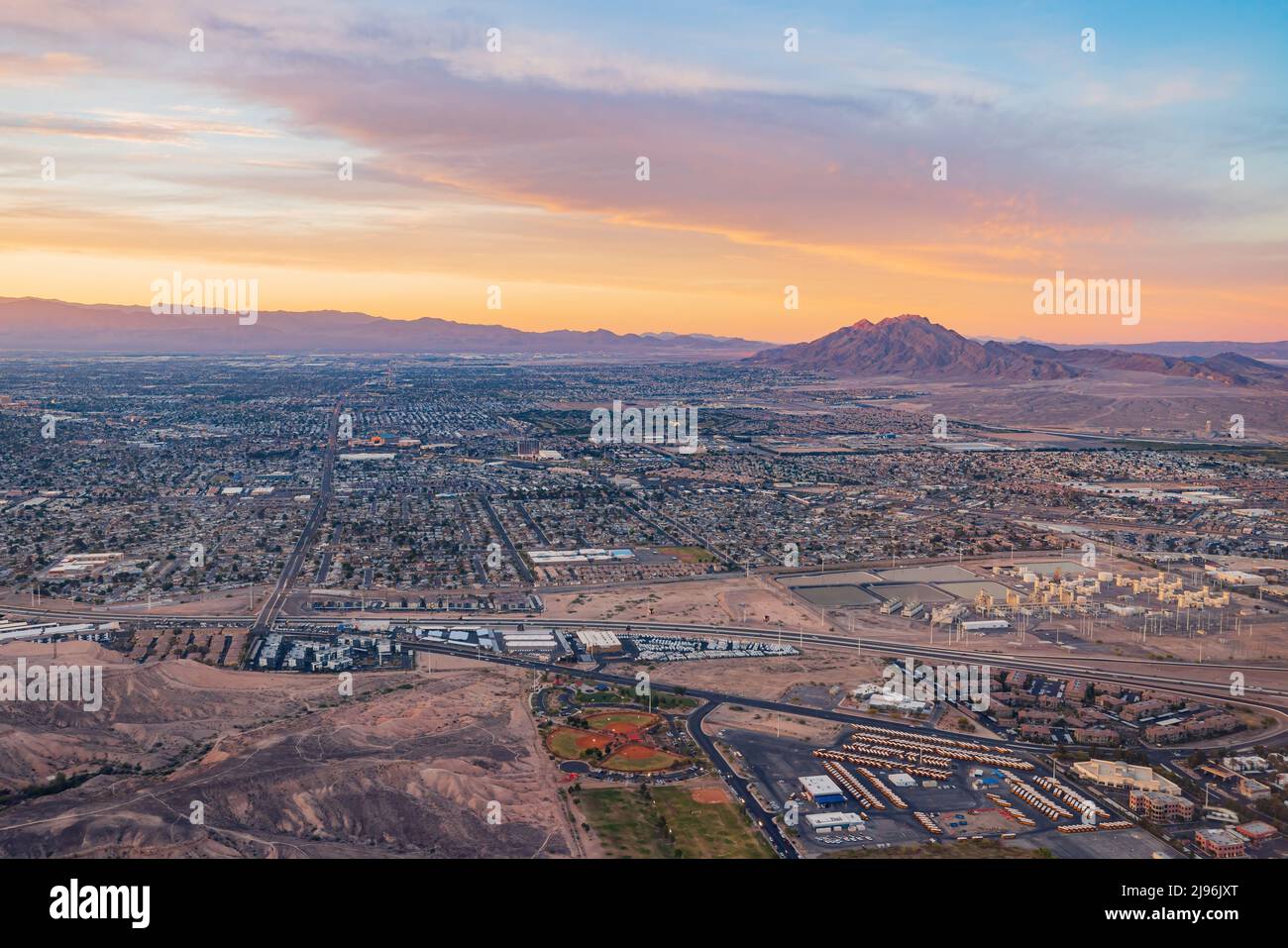 Vista aerea al tramonto del Monte Frenchman e del paesaggio urbano di Las Vegas in Nevada Foto Stock