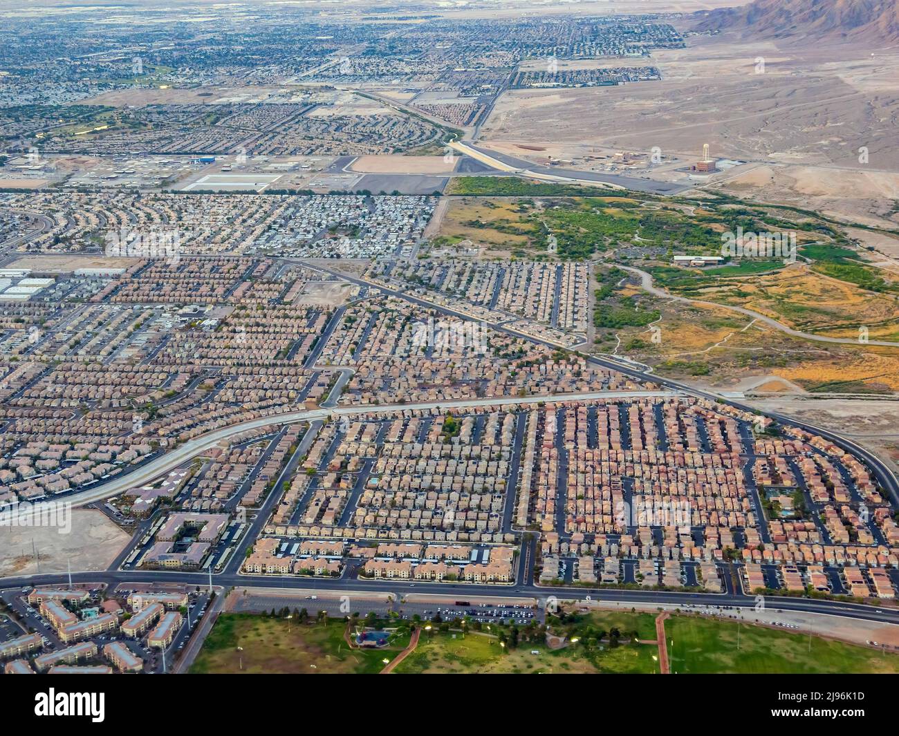 Vista aerea del Clark County Wetlands Park e paesaggio urbano di Henderson, Nevada Foto Stock