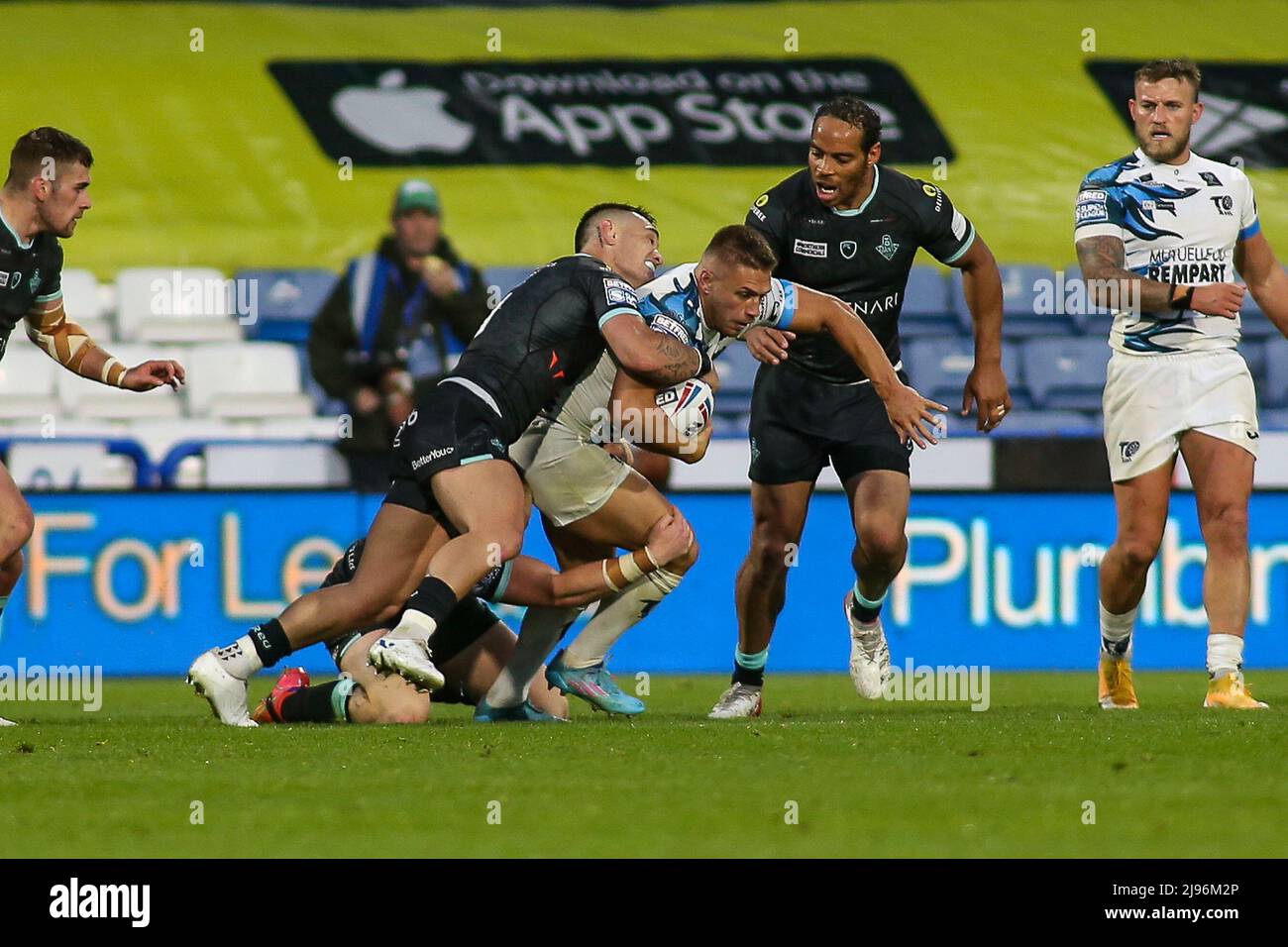 Huddersfield, Regno Unito. 20th maggio 2022. Matty Russell di Tolosa non può sfuggire alla stretta di Huddersfields Danny Levi durante la partita della Super League tra Huddersfield Giants e Tolosa al John Smiths Stadium, Huddersfield, Inghilterra, il 20 maggio 2022. Foto di Simon Hall. Solo per uso editoriale, licenza richiesta per uso commerciale. Nessun utilizzo nelle scommesse, nei giochi o nelle pubblicazioni di un singolo club/campionato/giocatore. Credit: UK Sports Pics Ltd/Alamy Live News Foto Stock