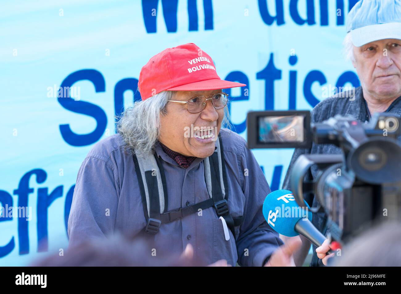 BERLINO - 09 MAGGIO 2022: Vittoria nel Parco Treptower. Attivista antifascista venezuelano offre interviste ai giornalisti. Foto Stock