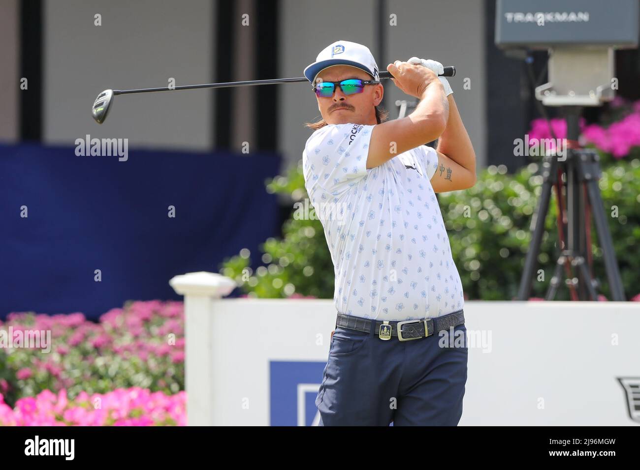 Tulsa, Oklahoma, Stati Uniti. 20th maggio 2022. Rickie Fowler ha colpito il suo tee shot sulla buca 1st durante il secondo round del campionato PGA 2022 al Southern Hills Country Club di Tulsa, Oklahoma. Grey Siegel/Cal Sport Media/Alamy Live News Foto Stock