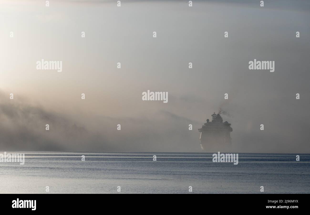 Cobh, Cork, Irlanda. 15th maggio 2022. La nave da crociera Jewel of the Seas emerge dalla nebbia costiera mentre si avvicina a Cobh, Co. Cork, Irlanda. - Immagine da Foto Stock
