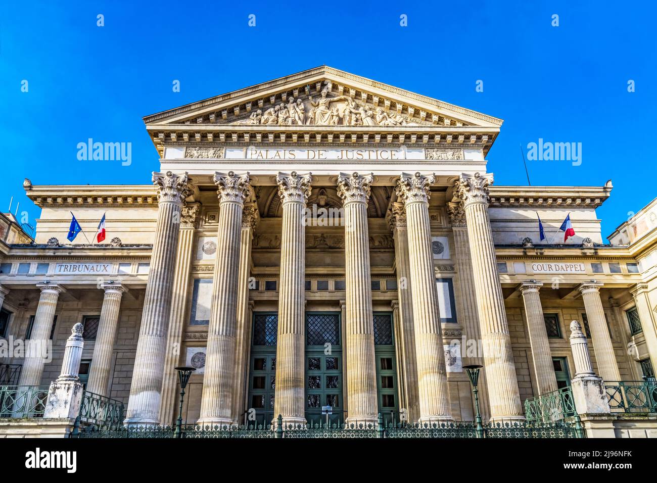 Palazzo di Giustizia Palazzo di Giustizia colonne Romane statue Nimes Gard Francia Palazzo di Giustizia costruito nel 1840s Foto Stock