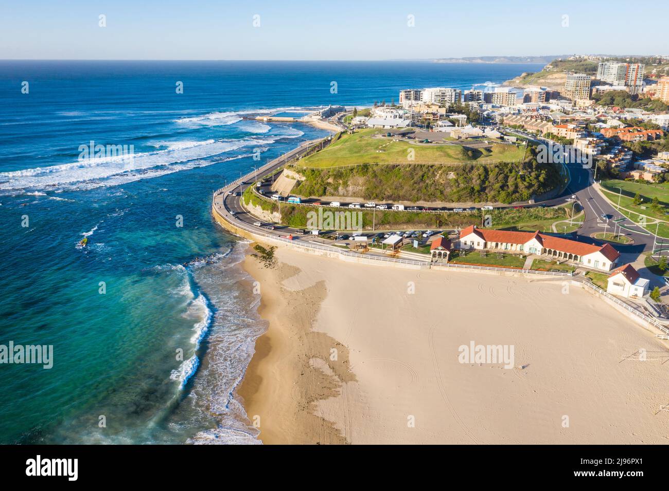 Nobbys Beach - Newcastle Australia vista aerea della spiaggia e della città Foto Stock