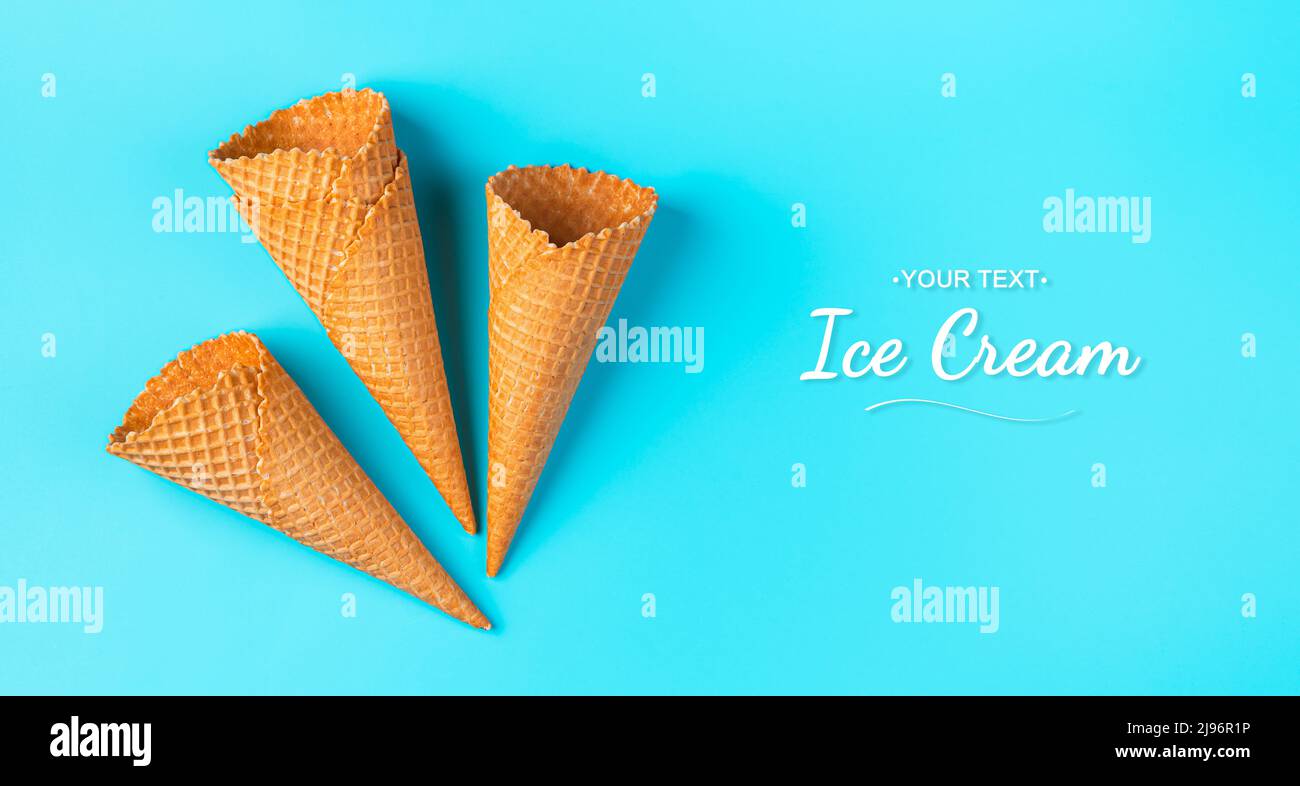 Svuotare le tazze per gelato con waffle su sfondo blu chiaro. Foto Stock