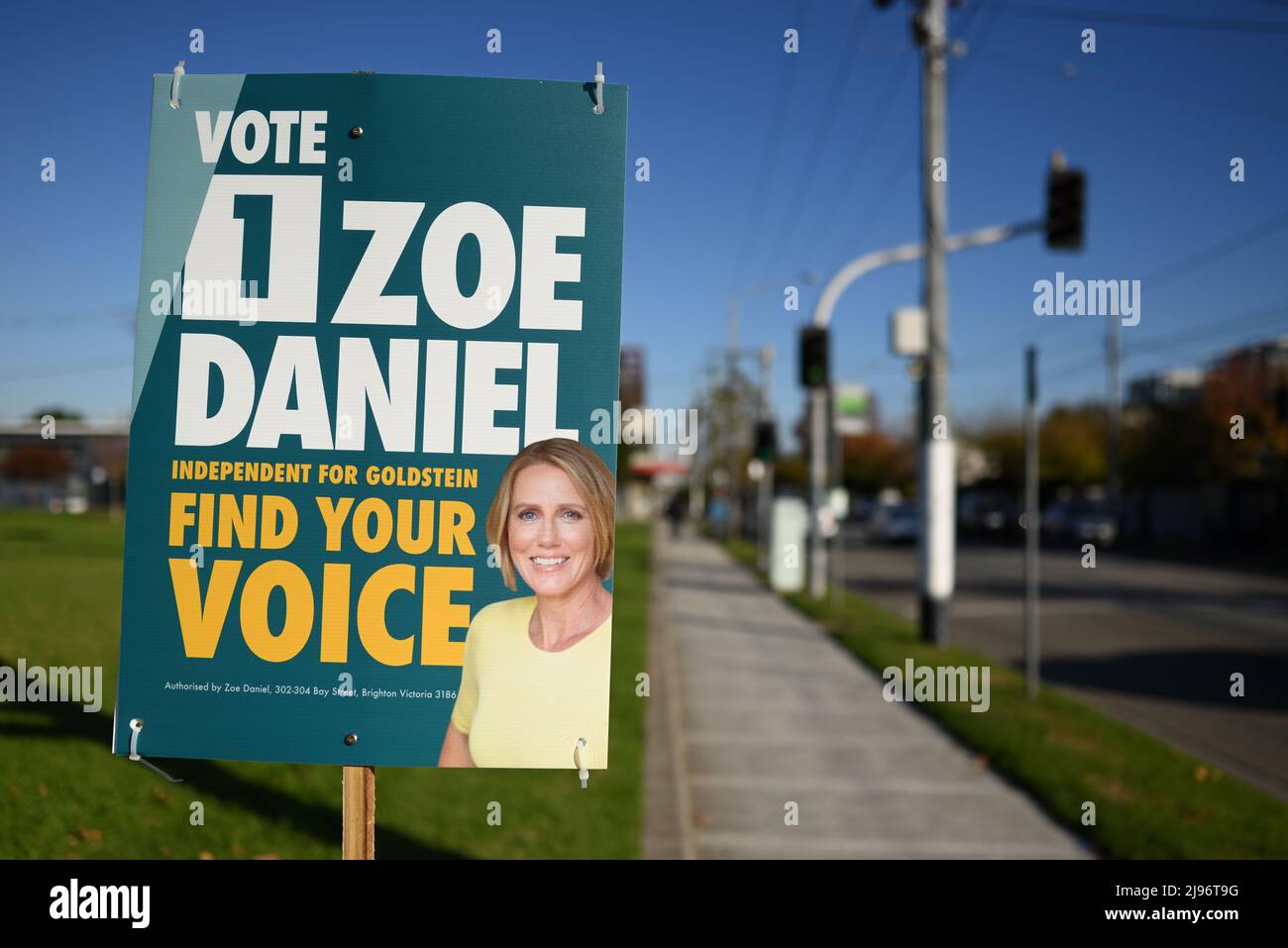 Segno di campagna per Zoe Daniel, candidato indipendente per l'elettorato di Goldstein, su Hawthorn Rd, vicino ad un luogo di voto, il giorno delle elezioni Foto Stock