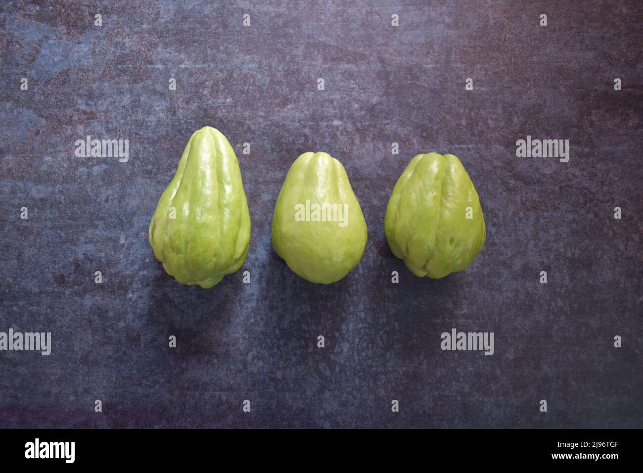 Squash Chayote fresco intero crudo Foto Stock