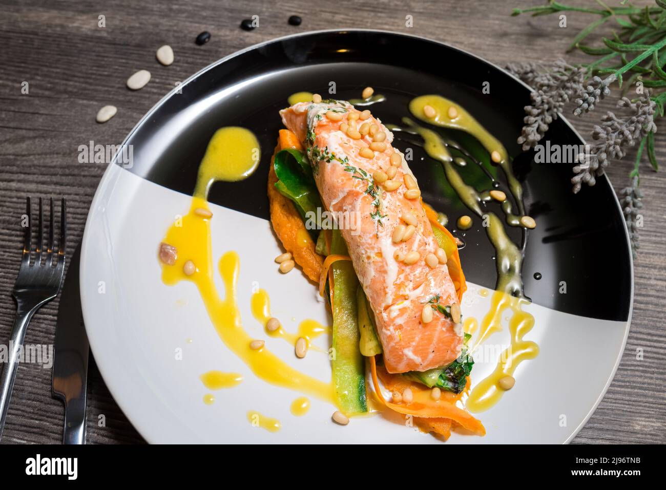 Bistecca di salmone su un piatto con verdure thailandesi e salsa di mango dolce e amour Foto Stock