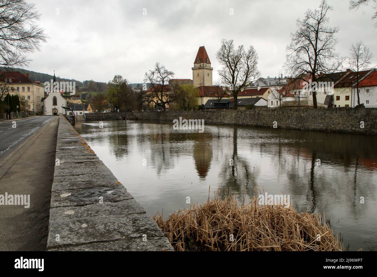 La foto della città austriaca di Freistadt durante la primavera con le attrazioni turistiche come il castello o le porte per il centro della città. Foto Stock