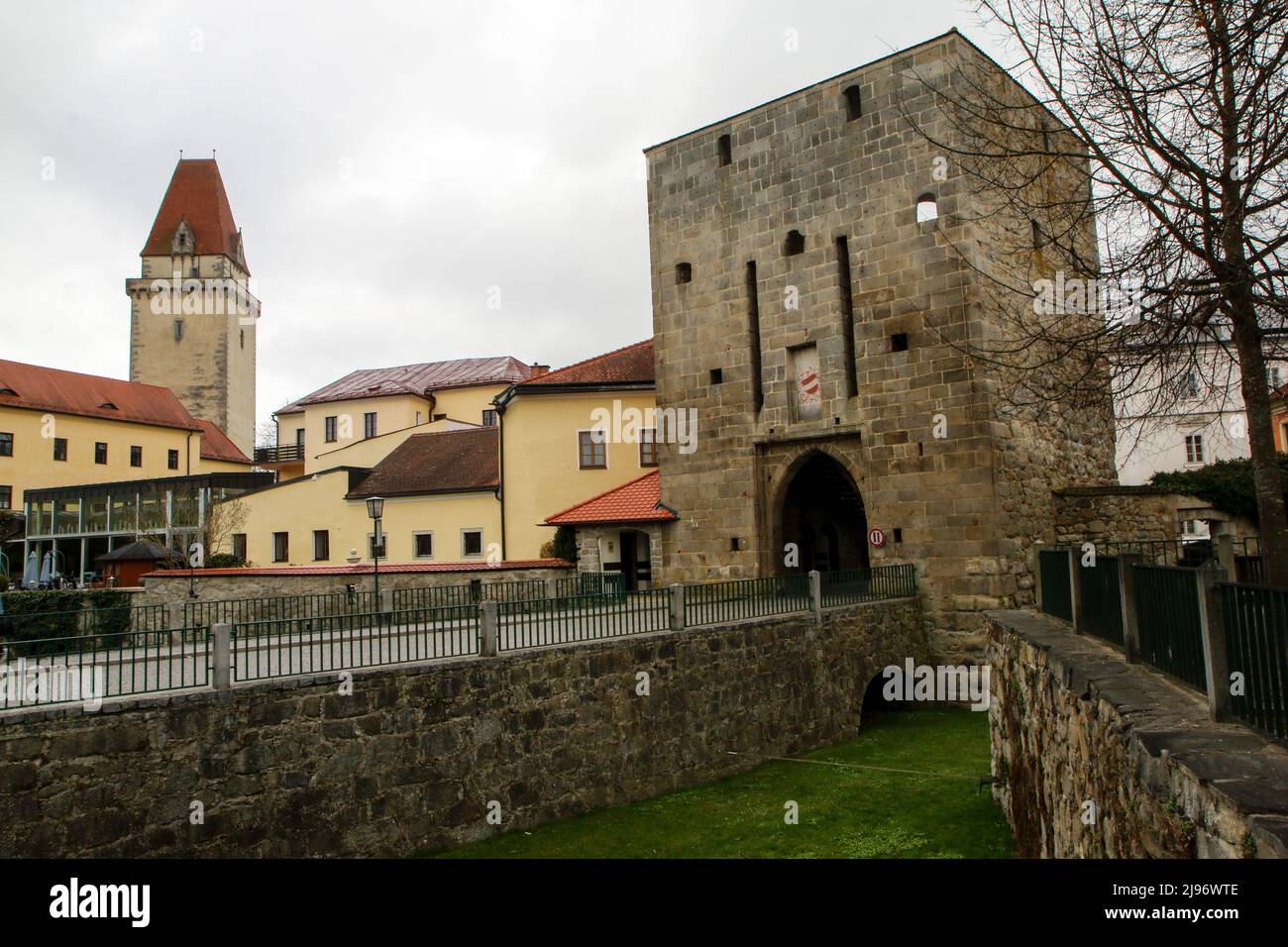 La foto della città austriaca di Freistadt durante la primavera con le attrazioni turistiche come il castello o le porte per il centro della città. Foto Stock
