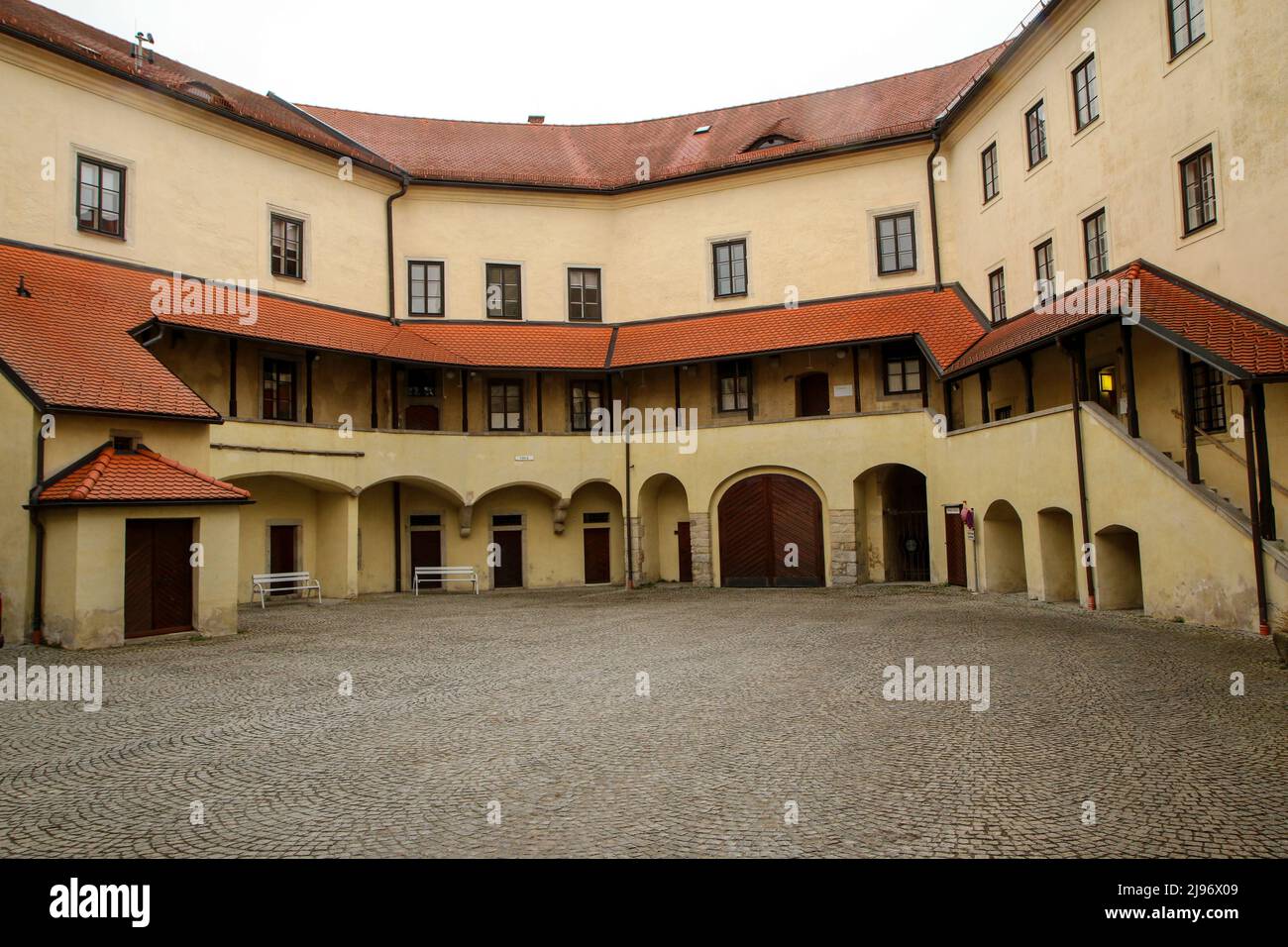 La foto della città austriaca di Freistadt durante la primavera con le attrazioni turistiche come il castello o le porte per il centro della città. Foto Stock