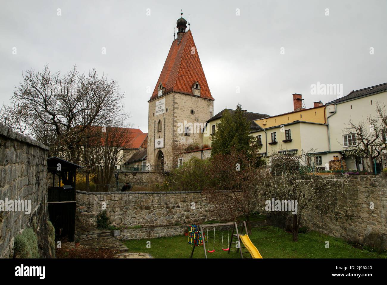 La foto della città austriaca di Freistadt durante la primavera con le attrazioni turistiche come il castello o le porte per il centro della città. Foto Stock