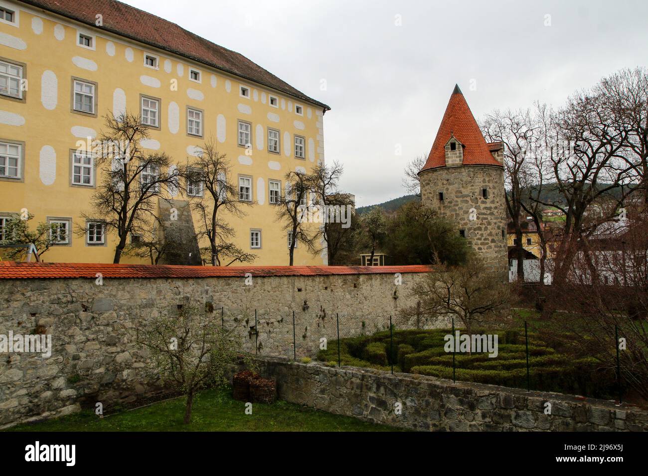 La foto della città austriaca di Freistadt durante la primavera con le attrazioni turistiche come il castello o le porte per il centro della città. Foto Stock