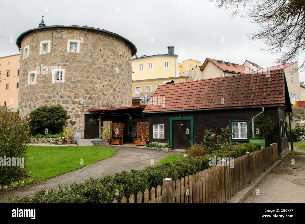 La foto della città austriaca di Freistadt durante la primavera con le attrazioni turistiche come il castello o le porte per il centro della città. Foto Stock