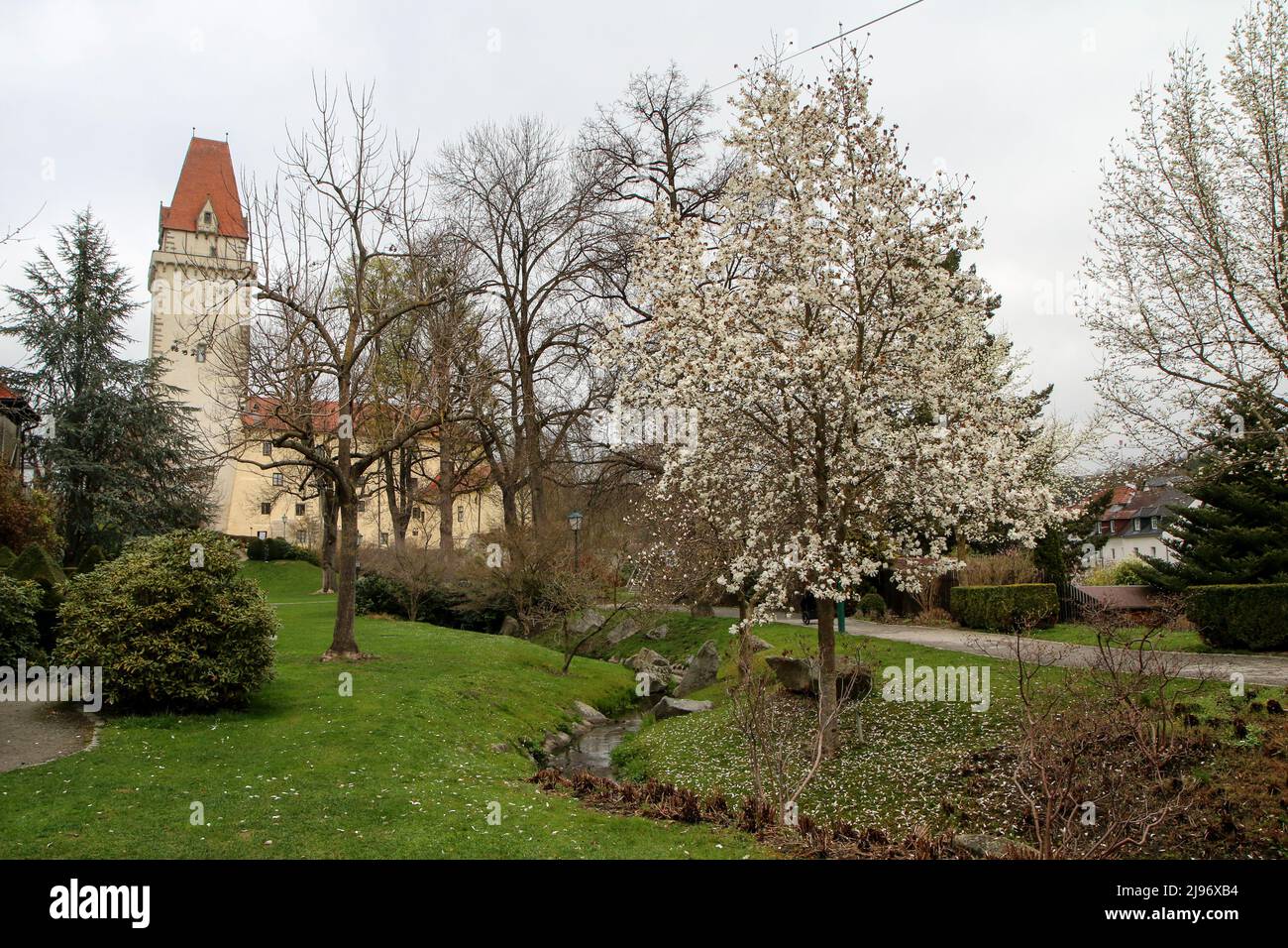 La foto della città austriaca di Freistadt durante la primavera con le attrazioni turistiche come il castello o le porte per il centro della città. Foto Stock