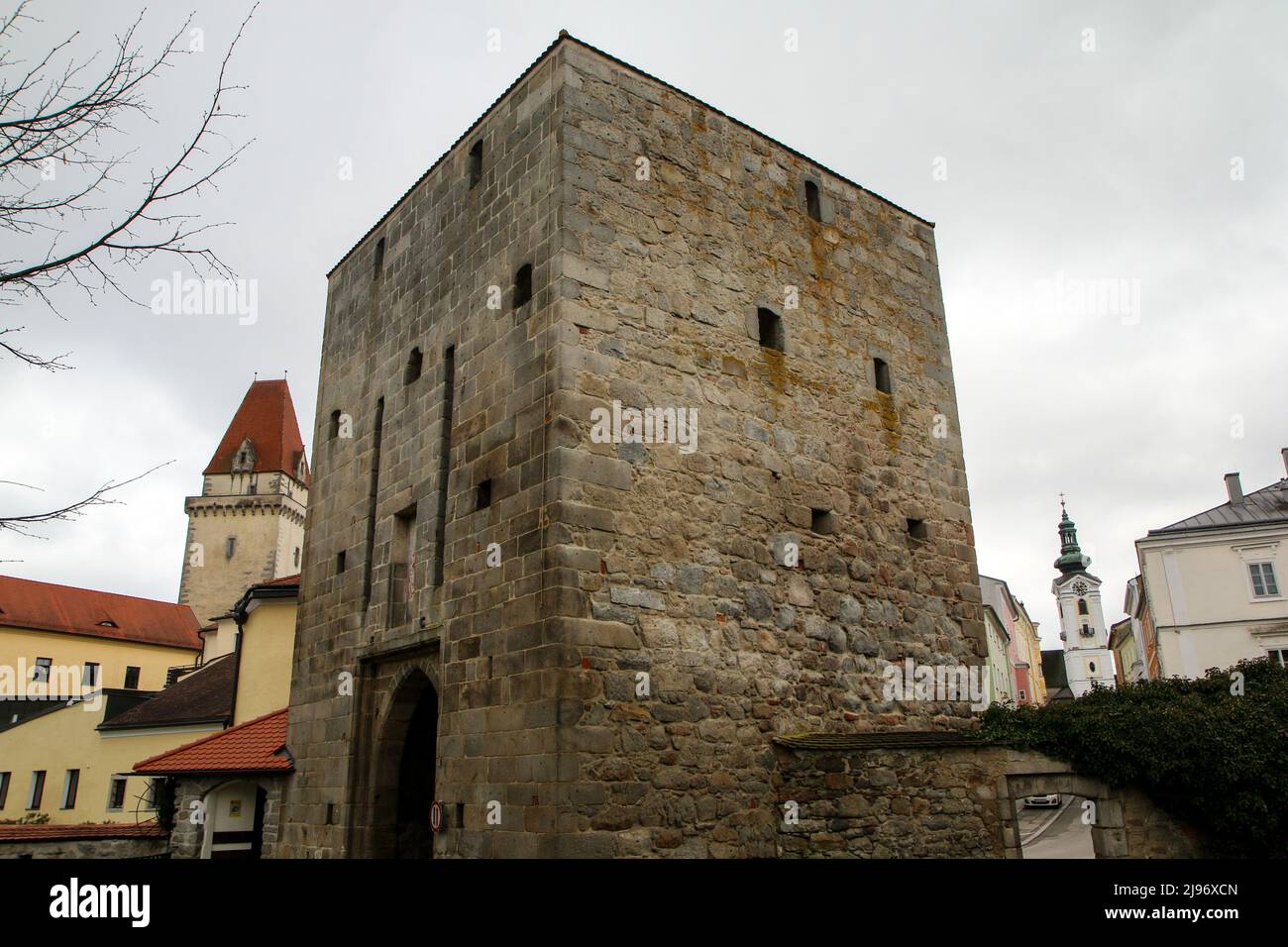 La foto della città austriaca di Freistadt durante la primavera con le attrazioni turistiche come il castello o le porte per il centro della città. Foto Stock