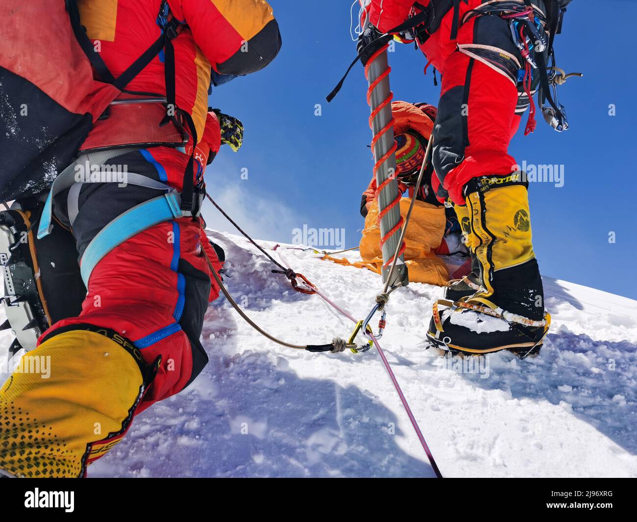 Lhasa. 4th maggio 2022. I membri di un team di spedizione scientifica cinese conducono ricerche scientifiche sul Monte Qomolangma il 4 maggio 2022. Credit: Sonam Dorje/Xinhua/Alamy Live News Foto Stock