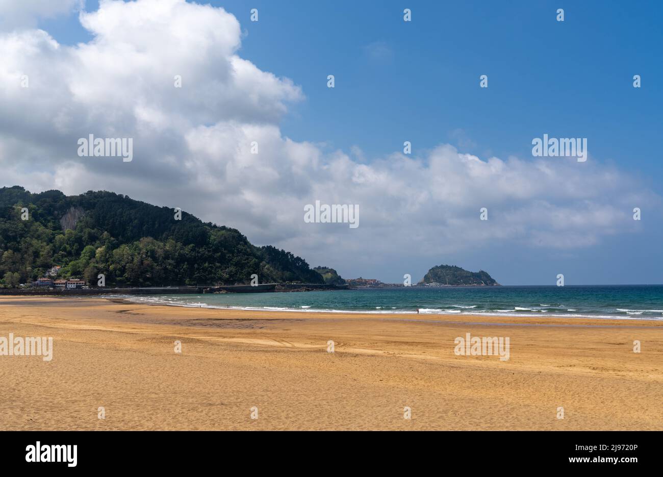 Bella e vuota spiaggia di sabbia dorata a Zarautz nel Paese Basco spagnolo Foto Stock