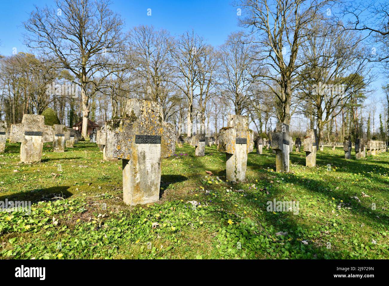 Wiesloch, Germania - marzo 2022: Lapidi a croce nel cimitero per le persone che sono morte nel centro psichiatrico chiamato 'Psychiatrischen Zentrums Nordba Foto Stock