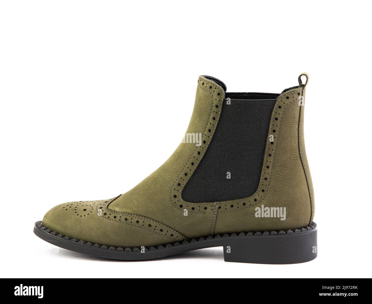 Stivali da donna in camoscio verde chelses autunno fondo bianco isolato. Vista lato sinistro. Scarpe alla moda. Photoshoot per il concetto di negozio di scarpe Foto Stock