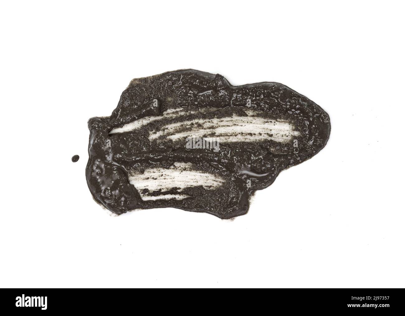 Fondo di fango frantumato. Mucchio di fango isolato su fondo bianco. Gocce di fango spruzzato isolato su fondo bianco, con percorso di taglio. Foto Stock