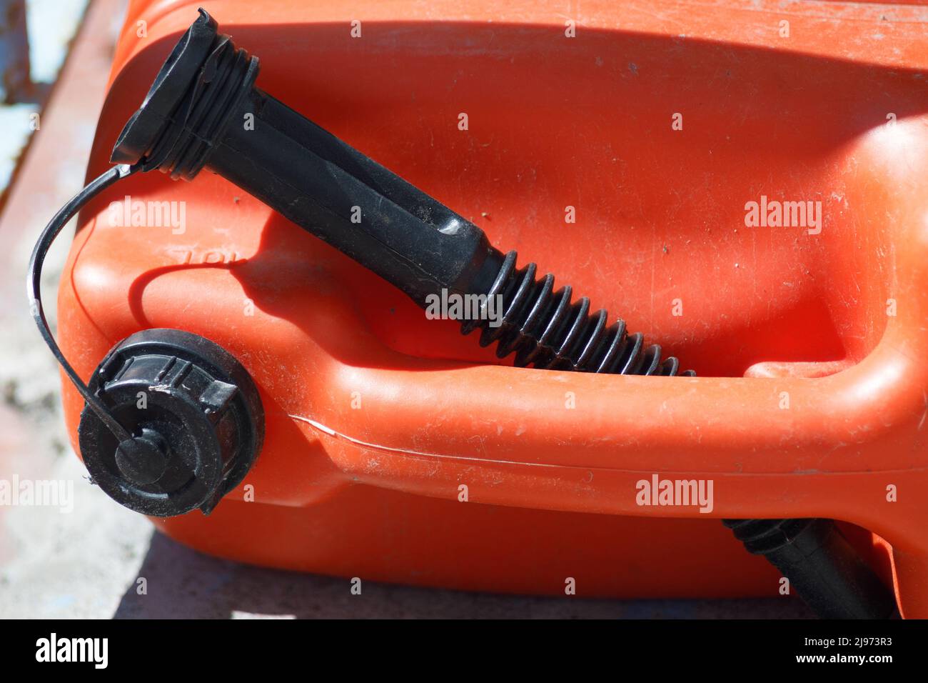 tanica con imbuto per benzina Foto stock - Alamy