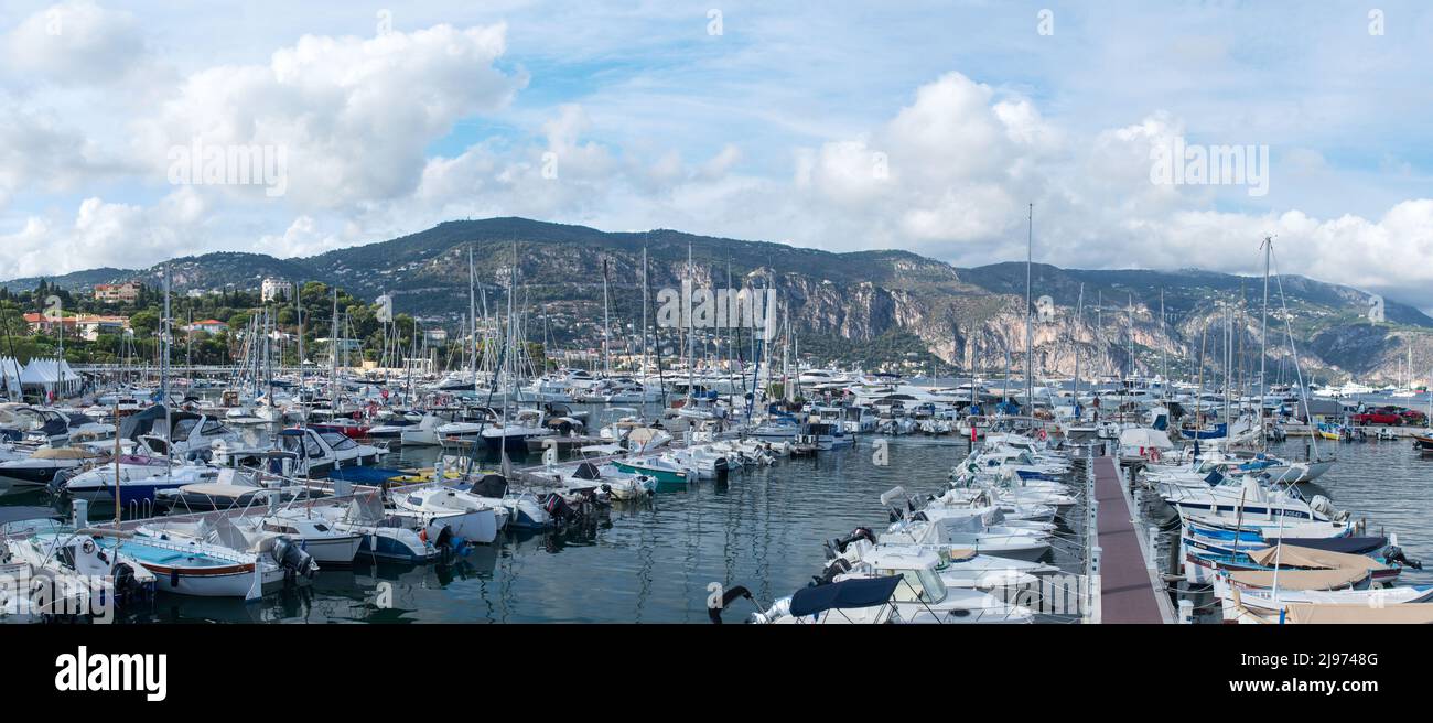 Saint-Jean-Cap-Ferrat, Francia, settembre 2021. Parcheggio di yacht e barche nella località della Costa Azzurra nella regione di Provence Saint-Jean-Cap-Ferrat. Fre Foto Stock