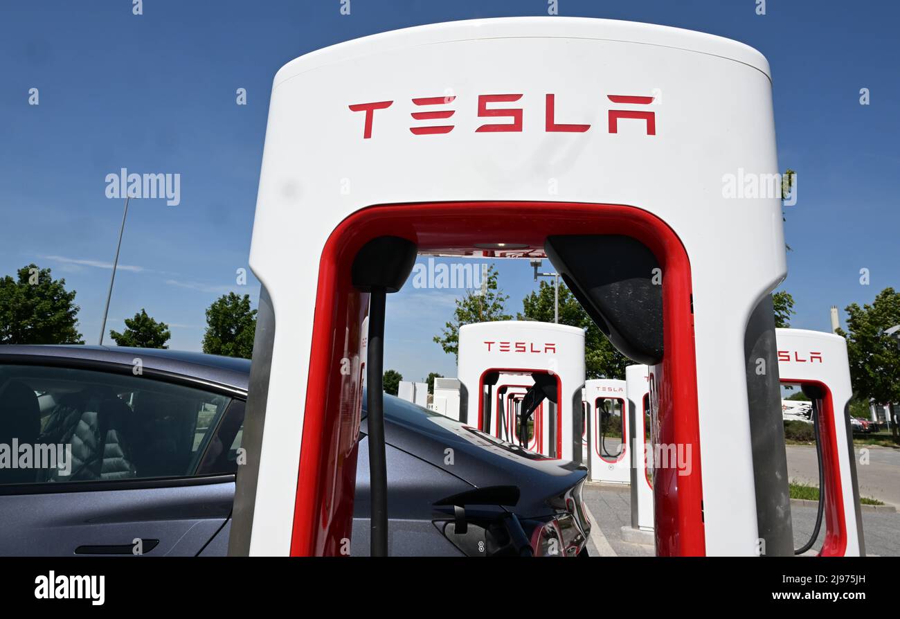 01 gennaio 2021, Baden-Wuerttemberg, Böblingen: Il logo aziendale del produttore di veicoli elettrici Tesla è apposto su una stazione di ricarica elettrica. Foto: Bernd Weißbrod/dpa Foto Stock