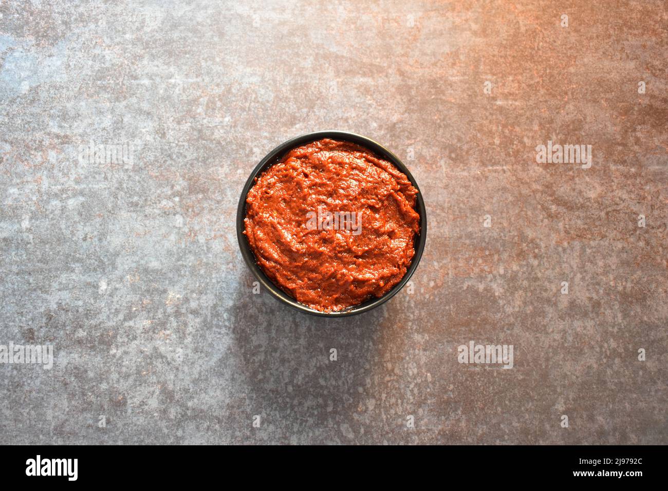 Tradizionale sottaceto di pomodoro speziato indiano Foto Stock