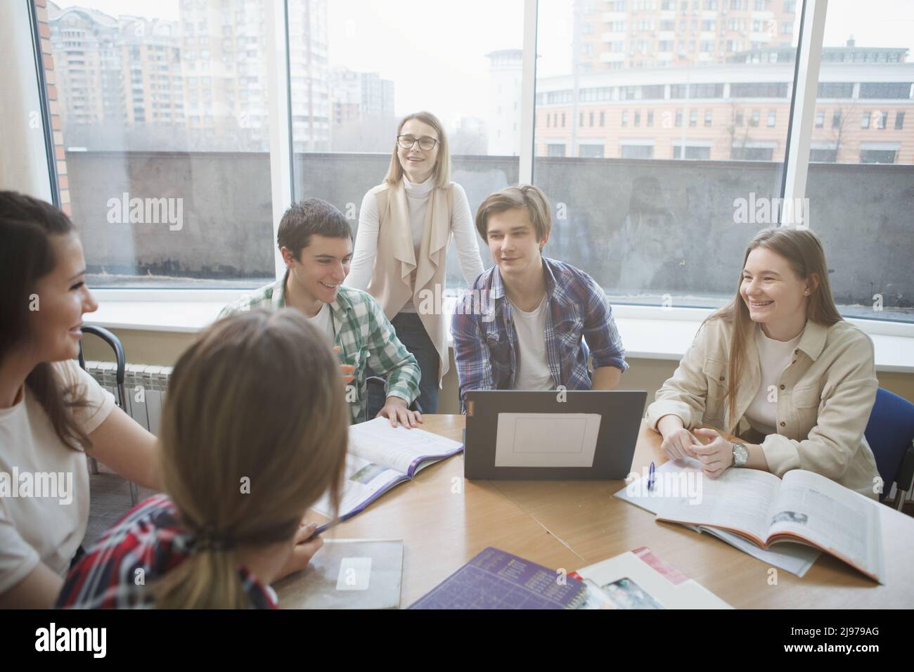 Professore di classe femminile con studenti universitari Foto Stock