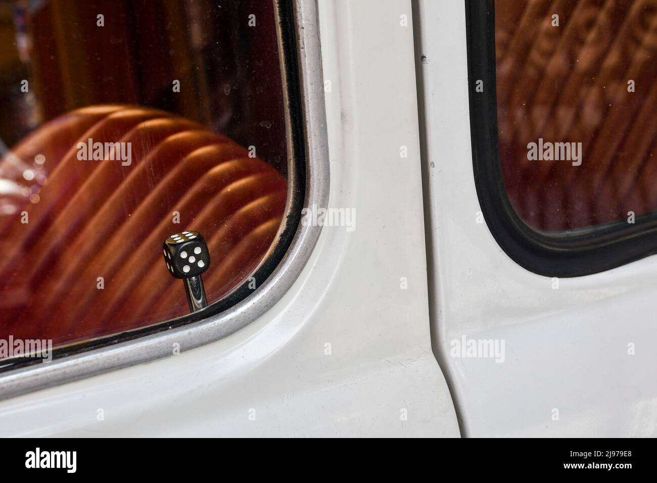 Particolare della porta di una Fiat 500 d'epoca con apriporta a chiocciola e sedili in pelle rossa, Genova, Liguria, Italia Foto Stock