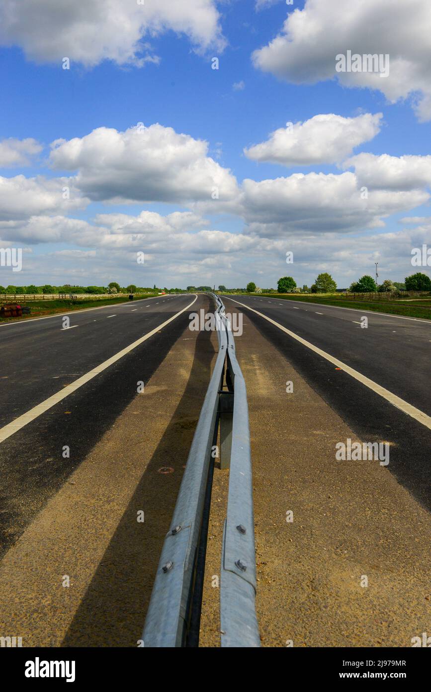 Cambridge , UK 08-May-2022, barriera di sicurezza Armco su strada di nuova costruzione Foto Stock