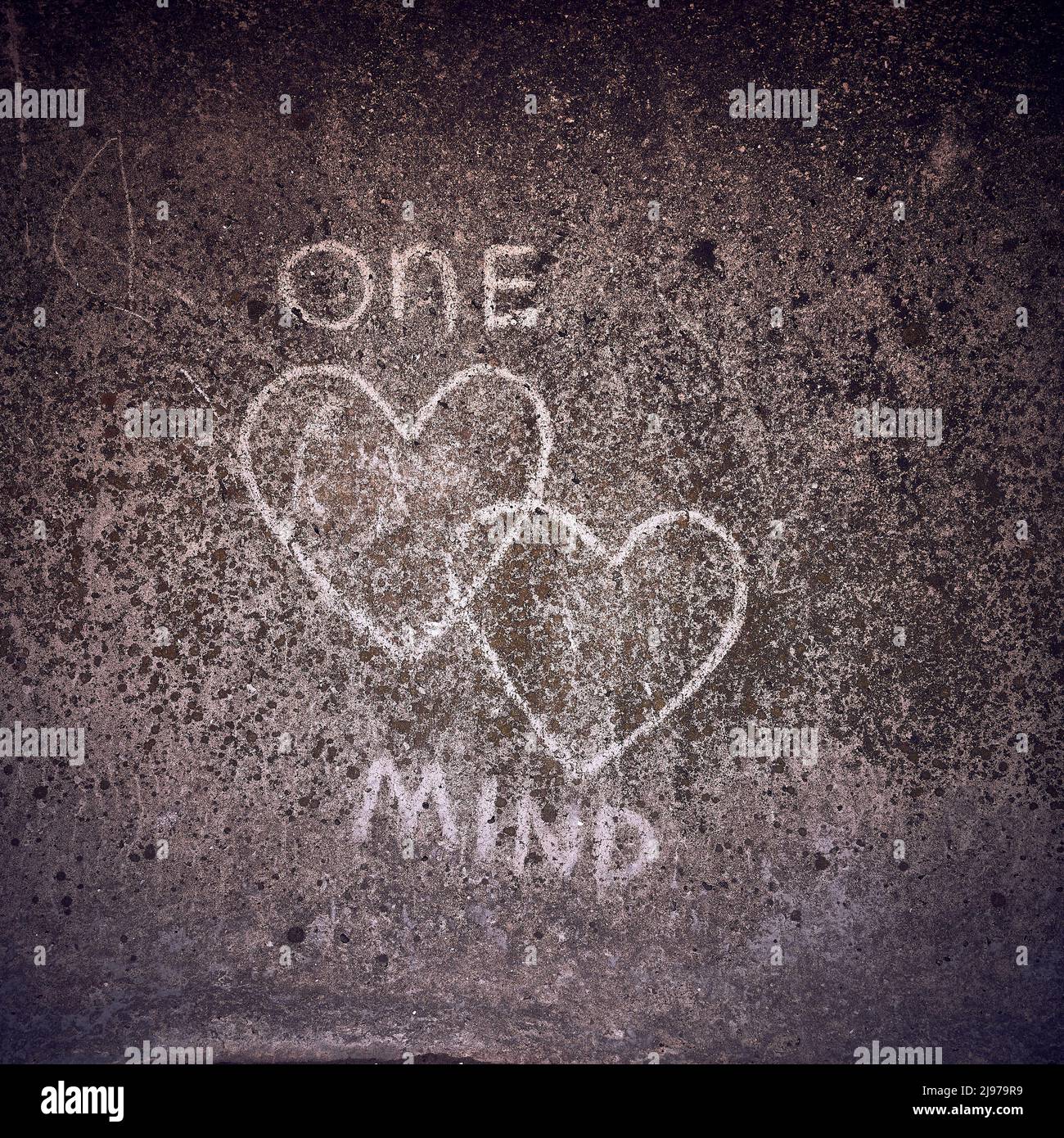 Due si unirono al cuore e le parole una mente si stincharono sul muro Foto Stock