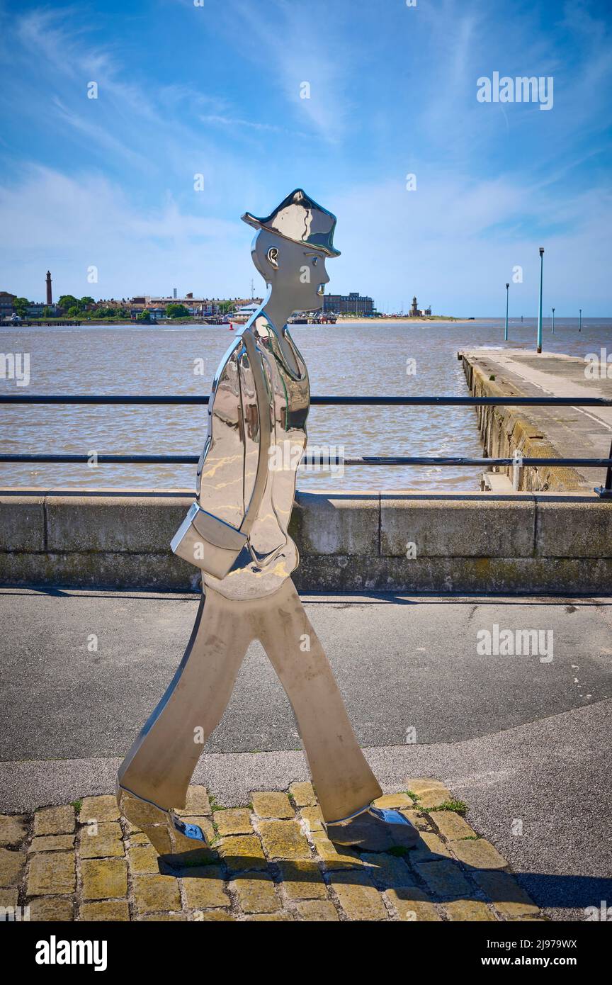 La statua di LS Lowry ispirata dal designer Tom Elliot in cima alla slitta knott End Foto Stock