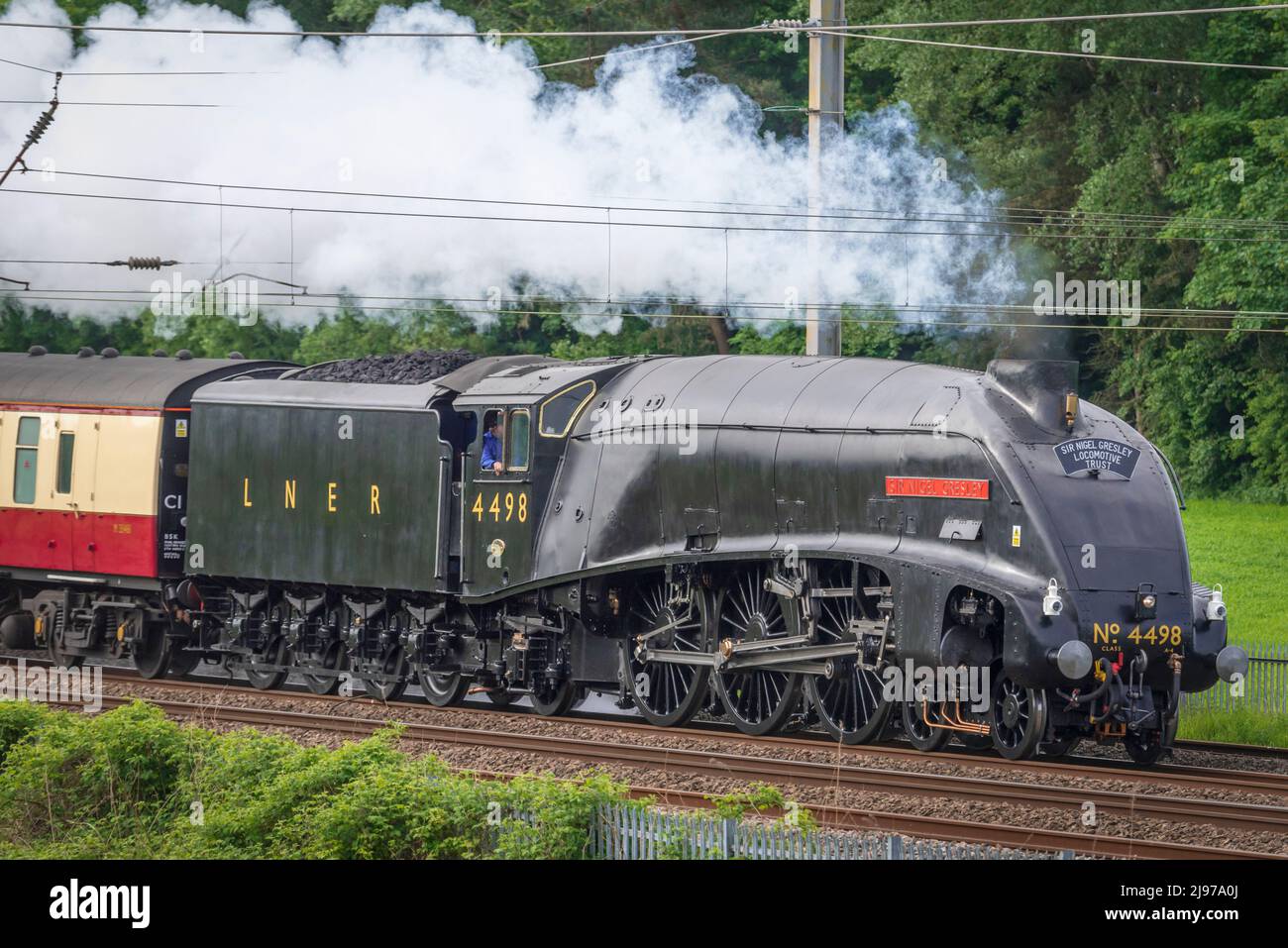 Heritage restaurato A4 Pacific locomotiva a vapore Sir Nigel Gresley durante il suo primo tour ferroviario dopo la revisione visto in direzione nord da Crewe a Carlisle. Foto Stock