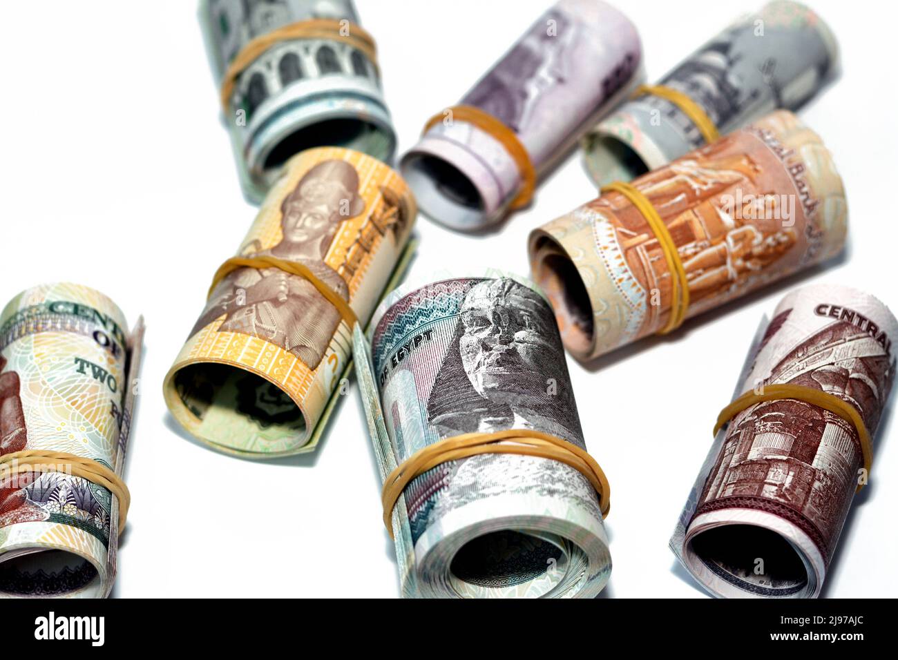 Pacchetti di denaro egiziano rotolare banconote valuta isolato su sfondo bianco, egiziano sterline banconote in denaro rotolato con fasce di gomma, sele Foto Stock