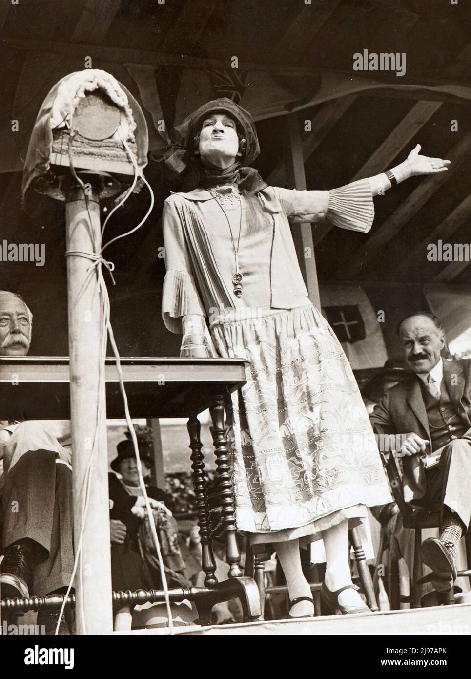 Emma Margaret Asquith, contessa di Oxford e Asquith apre i giardini liberali agli inizi degli anni trenta Foto Stock