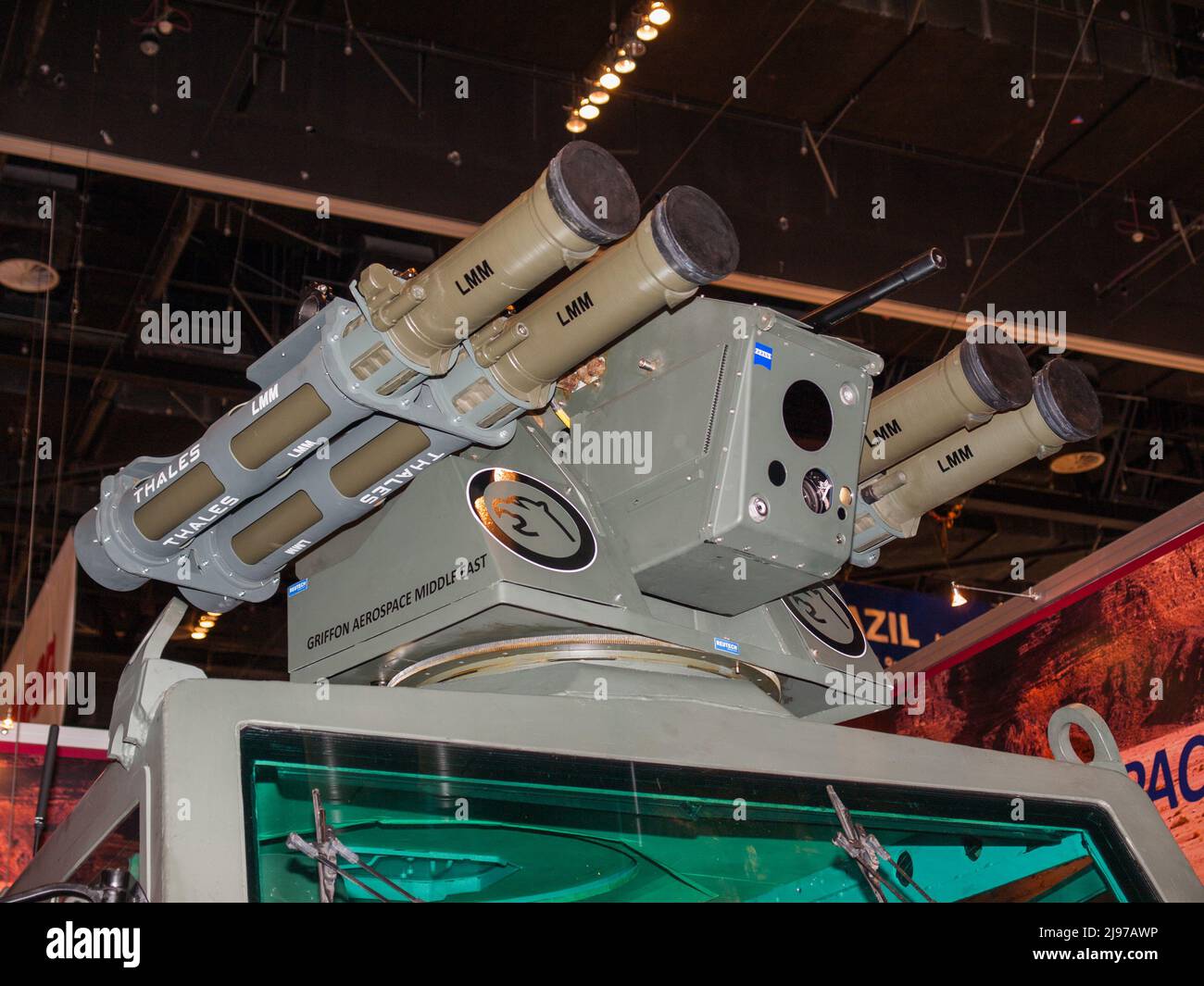 Abu Dhabi, Emirati Arabi Uniti - 23 febbraio. 2011: APC Marauder 4x4 resistente alle mine protetto (MRAP) a IDEX 2011 Foto Stock