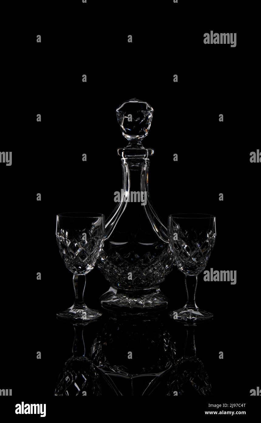 Campo scuro - decanter & Glasses sfondo nero Foto Stock