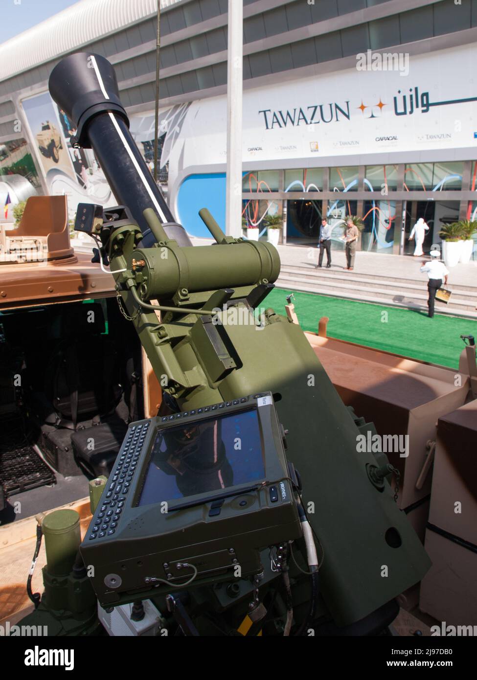 Abu Dhabi, Emirati Arabi Uniti - 23 febbraio. 2011: IGG (International Golden Group) Agrab Mk2 MMS (Mobile mortar Systems) su veicolo blindato REVA IV sudafricano in IDEX Foto Stock