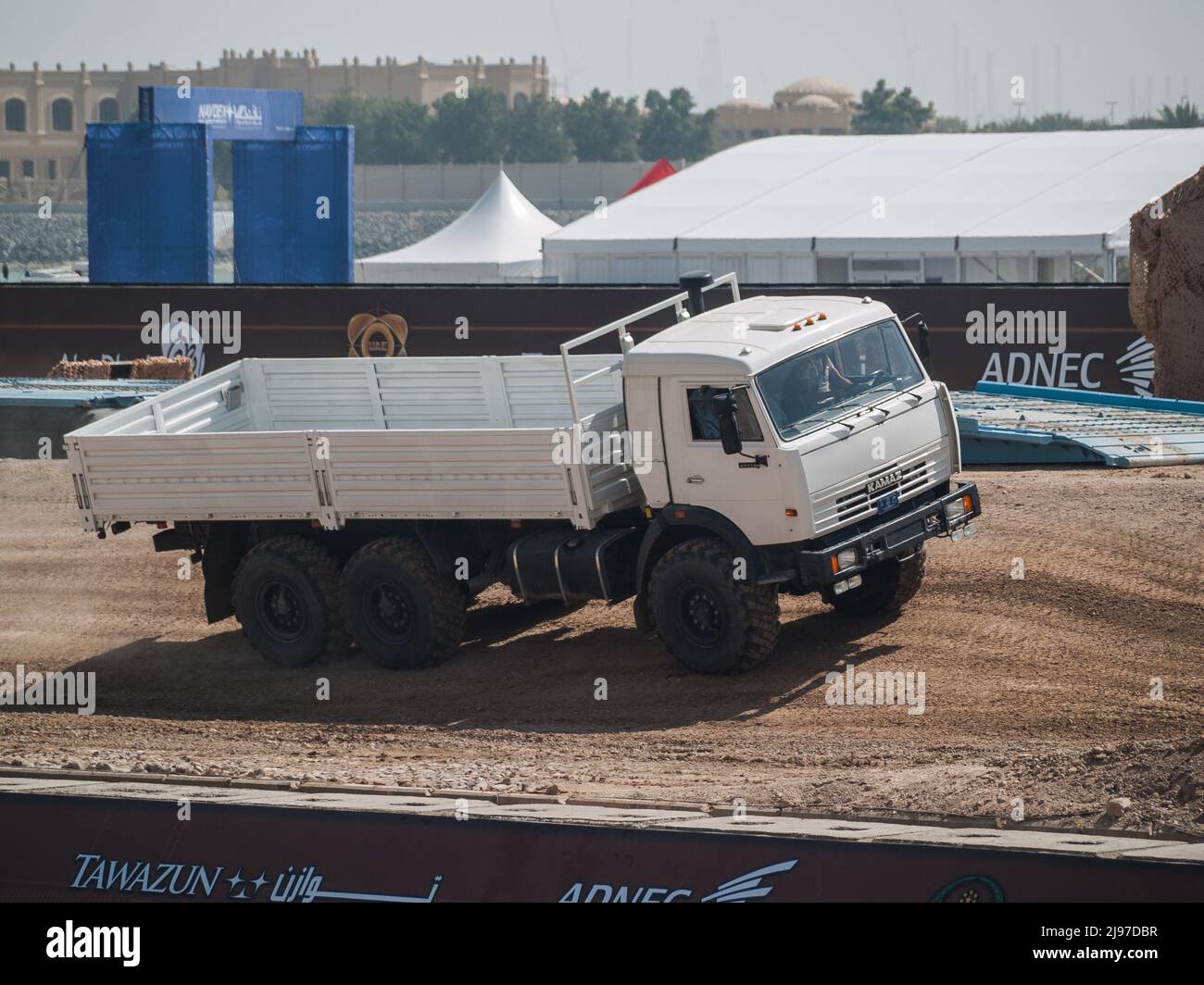 Abu Dhabi, Emirati Arabi Uniti - 23 febbraio. 2011: Kamaz-43118 6X6 camion in IDEX 2011 esposizione militare Foto Stock