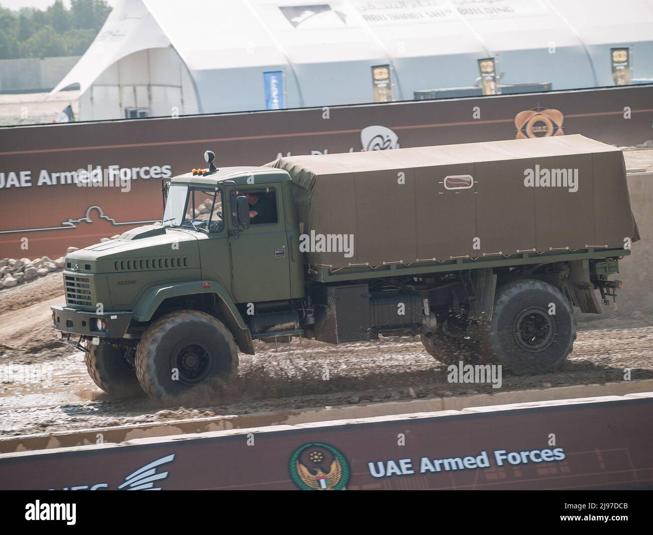 Abu Dhabi, Emirati Arabi Uniti - 23 febbraio. 2011: KraZ-5233BE HMTV (High Mobility Tactical Vehicle) in IDEX 2011 esposizione militare Foto Stock